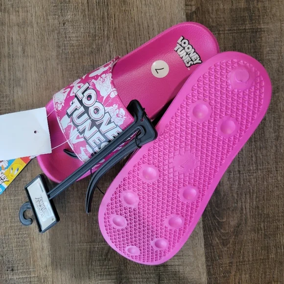 Looney Tunes Warner Bros. Kids Pink Slide Sandals - Picture 5 of 6